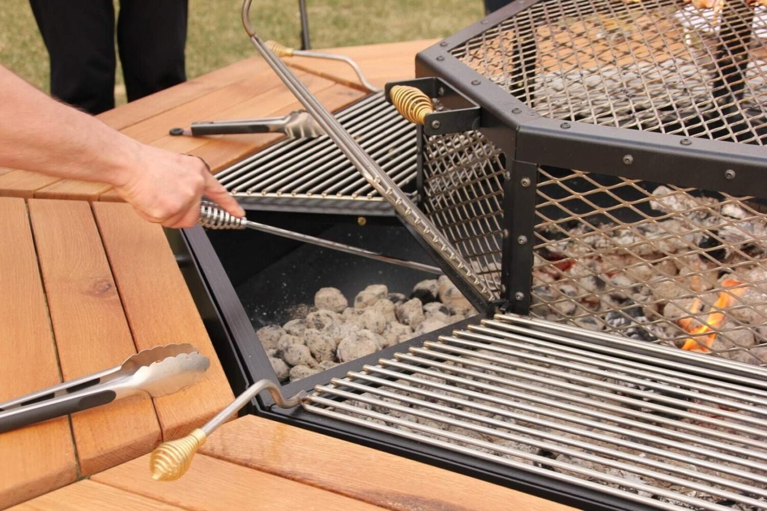 THE JAG 8 TABLE GRILL & FIRE PIT (2)